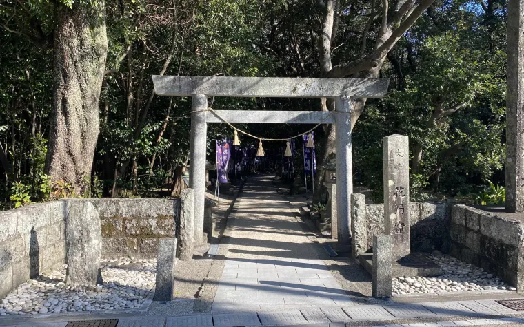 The entrance to Hananoiwaya Shrine in Kumano-shi, Wakayama The Shishi-Iwa rock formation on the Kumano coast in Wakayama. You can visit the shrine while playing golf in Wakayma, Japan.